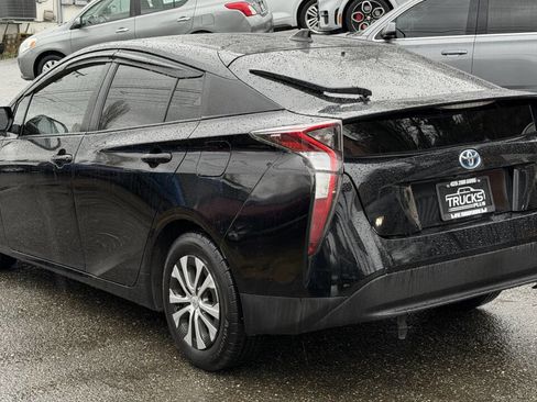 Used 2016 Toyota Prius Three w/ Advanced Technology Package image 2