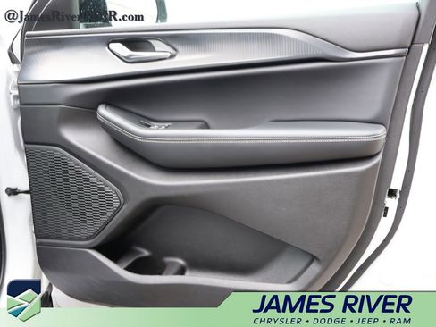 Used 2025 Jeep Grand Cherokee Altitude AWD/4WD image 8