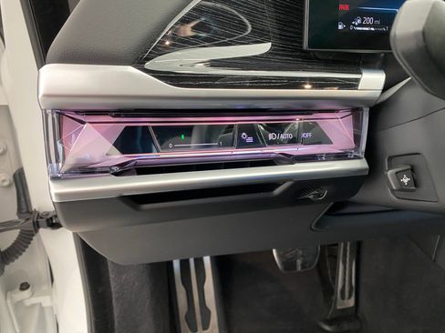 Certified 2024 BMW 750e xDrive image 25