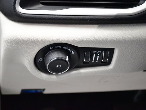 Used 2023 Chrysler Pacifica Touring-L image 33