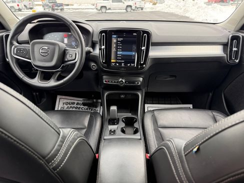 Used 2022 Volvo XC40 T5 Momentum image 22
