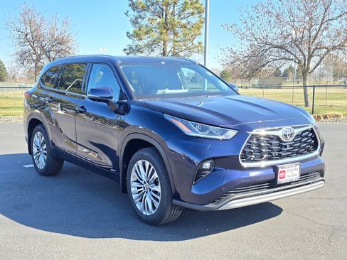 New 2026 Toyota Highlander Platinum image 6
