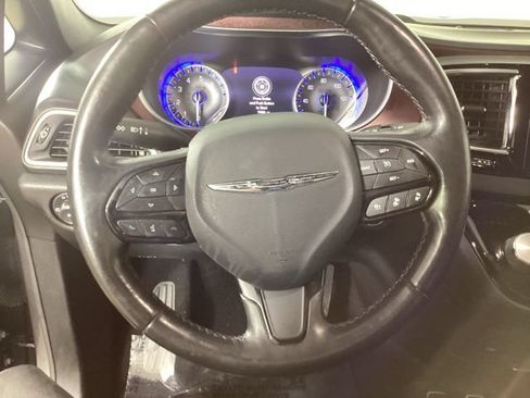 Used 2019 Chrysler Pacifica Touring-L FWD image 16
