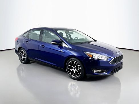 Used 2017 Ford Focus SEL w/ Cold Weather Package FWD image 3