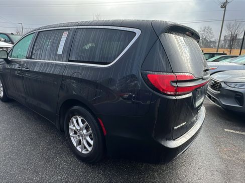 Used 2024 Chrysler Pacifica Touring-L image 10