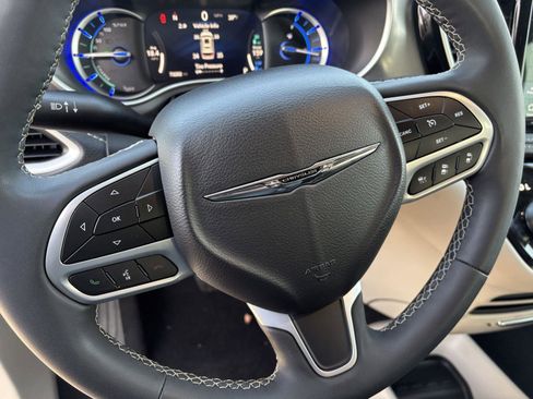 Used 2023 Chrysler Pacifica Touring-L image 17