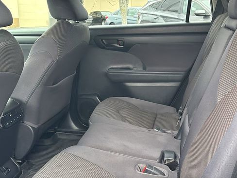 Used 2023 Toyota Highlander L image 29