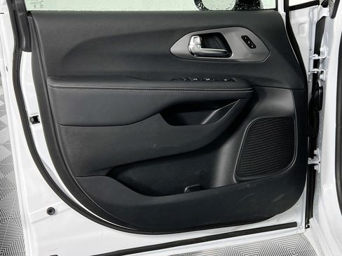 New 2026 Chrysler Pacifica Select FWD image 19