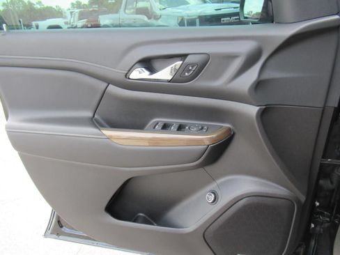 Used 2023 GMC Acadia SLE w/ Driver Convenience Package FWD image 21