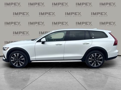 Used 2025 Volvo V60 B5 Cross Country Ultra AWD/4WD image 2