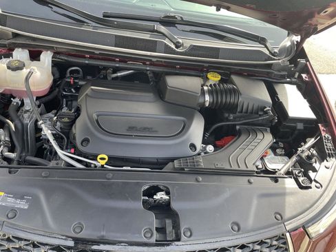 Used 2021 Chrysler Pacifica Touring-L w/ Premium & Safety Sphere Group image 16