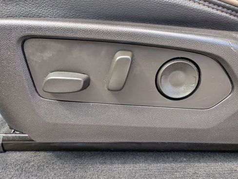 Used 2023 GMC Canyon Denali w/ Denali Black Edition image 17