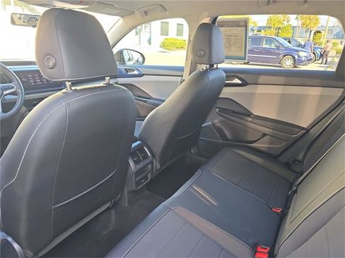 Used 2022 Volkswagen Taos SE image 9