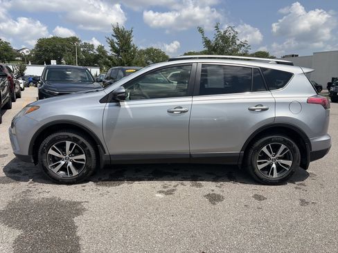 Used 2018 Toyota RAV4 XLE AWD/4WD image 8