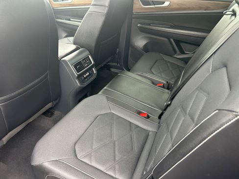 Used 2025 Volkswagen Atlas SE w/ Panoramic Sunroof Package FWD image 17