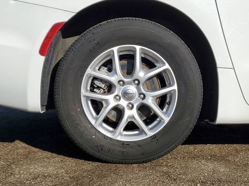 Used 2023 Chrysler Pacifica Touring-L image 5