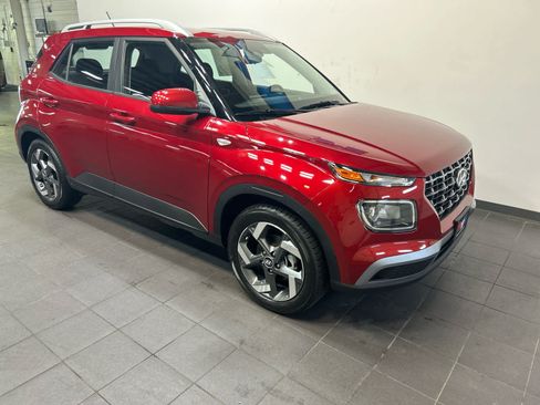 Used 2025 Hyundai Venue SEL FWD image 2