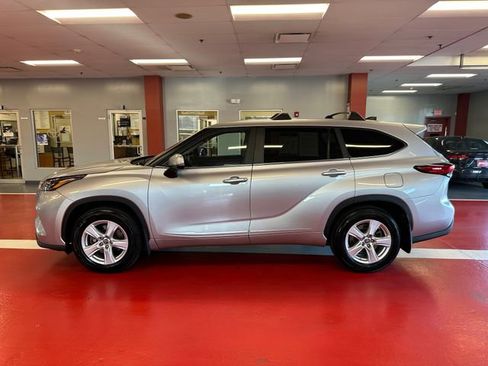 Used 2023 Toyota Highlander LE FWD image 6