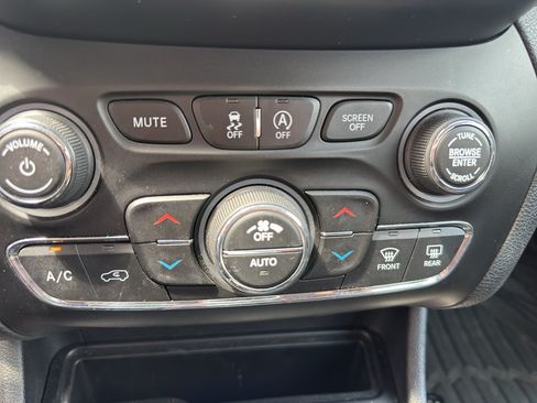 Used 2019 Jeep Cherokee Latitude Plus w/ Comfort/Convenience Group AWD/4WD image 21