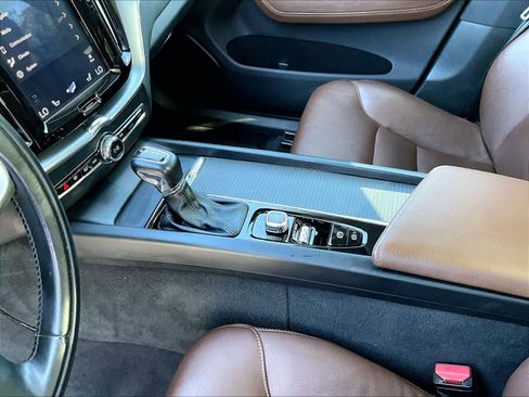 Used 2018 Volvo XC60 T6 Momentum w/ Convenience Package AWD/4WD image 19