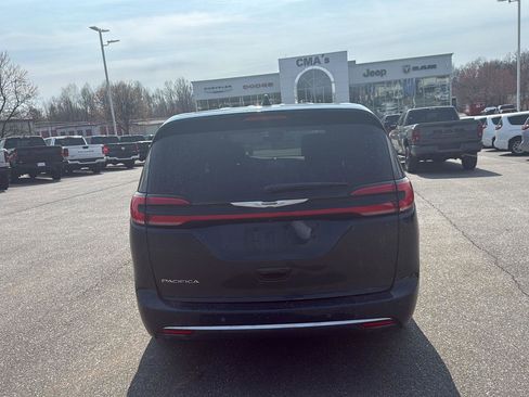 Used 2025 Chrysler Pacifica Select image 5