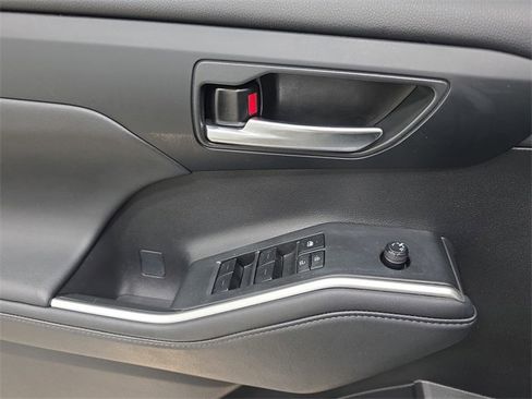 Certified 2024 Toyota Highlander XLE image 28