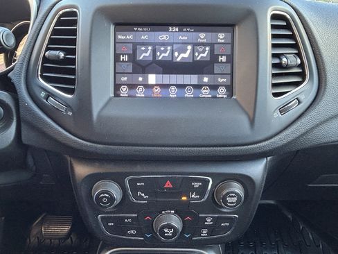 Used 2020 Jeep Compass Latitude AWD/4WD image 32