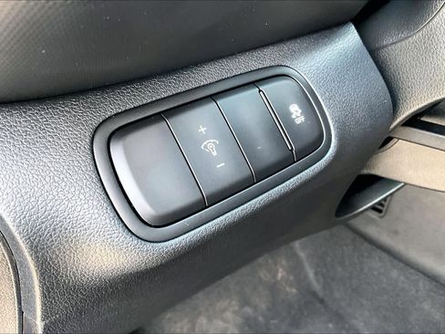 Used 2025 Hyundai Venue SEL image 30