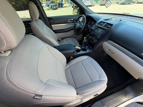 Used 2018 Ford Explorer XLT FWD image 17