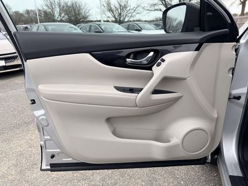 Used 2022 Nissan Rogue Sport SV image 16