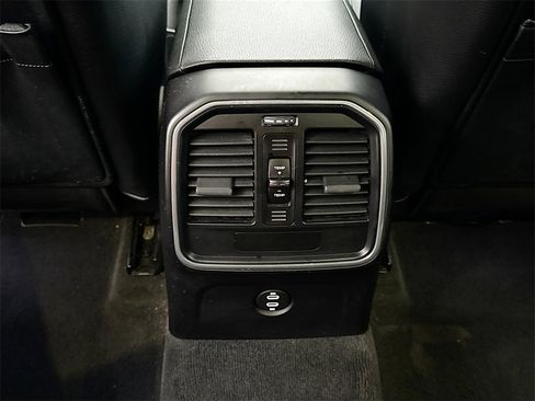 Used 2022 Porsche Macan Base image 28