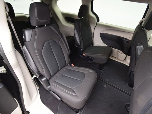 Used 2022 Chrysler Voyager LX image 21