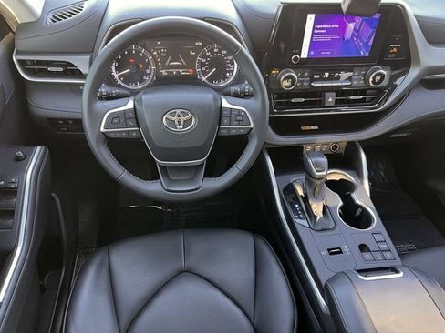 Used 2024 Toyota Highlander XLE image 12