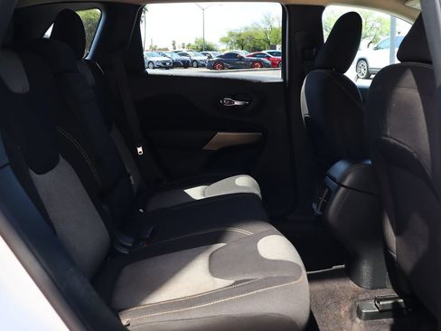 Used 2018 Jeep Cherokee Latitude FWD image 27