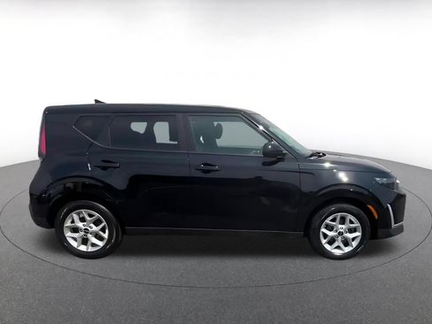 Used 2025 Kia Soul LX w/ LX Technology Package FWD image 16