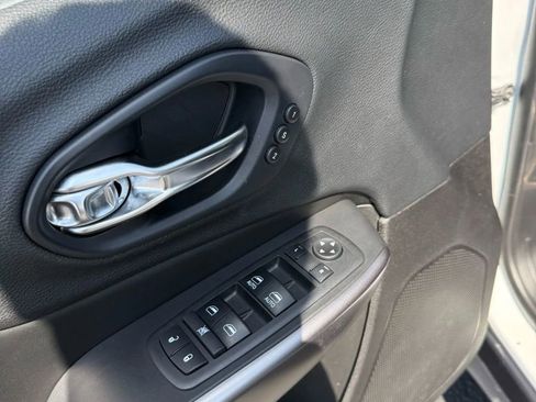 Used 2019 Jeep Cherokee Limited image 12