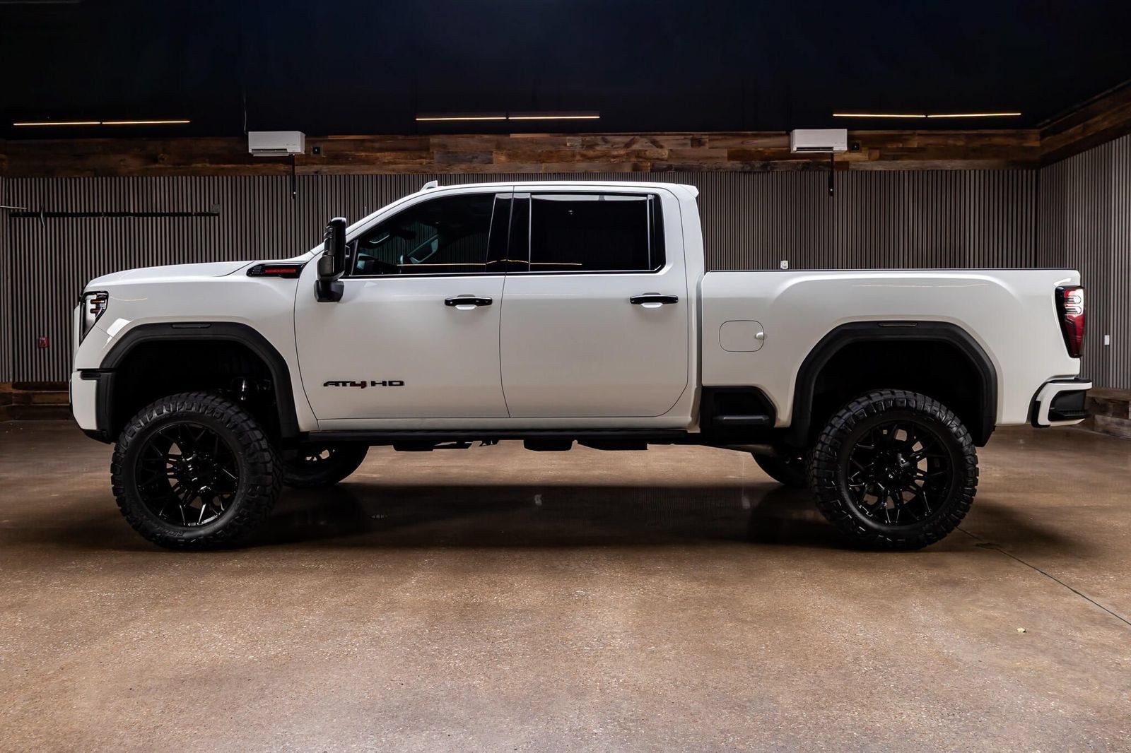 Used 2025 GMC Sierra 2500 AT4 w/ AT4 Premium Plus Package AWD/4WD image 6