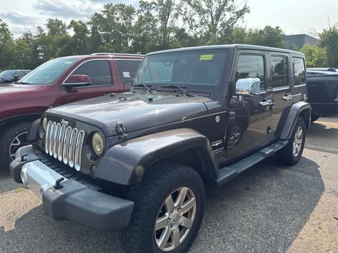 Used 2013 Jeep Wrangler Unlimited Sahara w/ Connectivity Group AWD/4WD image 16