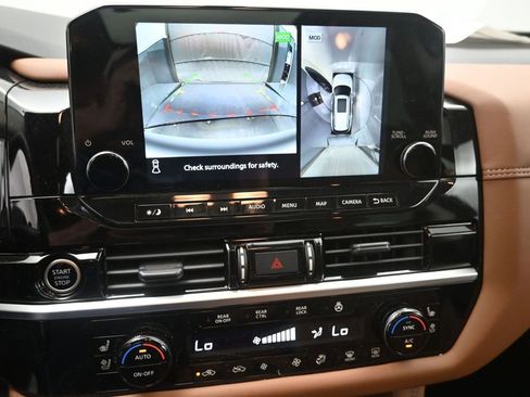 Used 2024 Nissan Pathfinder Platinum FWD image 4