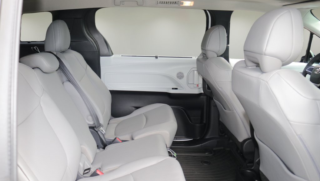 Certified 2026 Toyota Sienna XLE FWD image 17