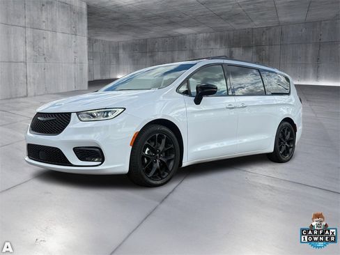 Certified 2025 Chrysler Pacifica Limited image 2