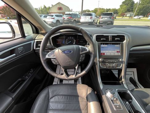 Used 2017 Ford Fusion SE w/ Fusion SE Technology Package FWD image 7