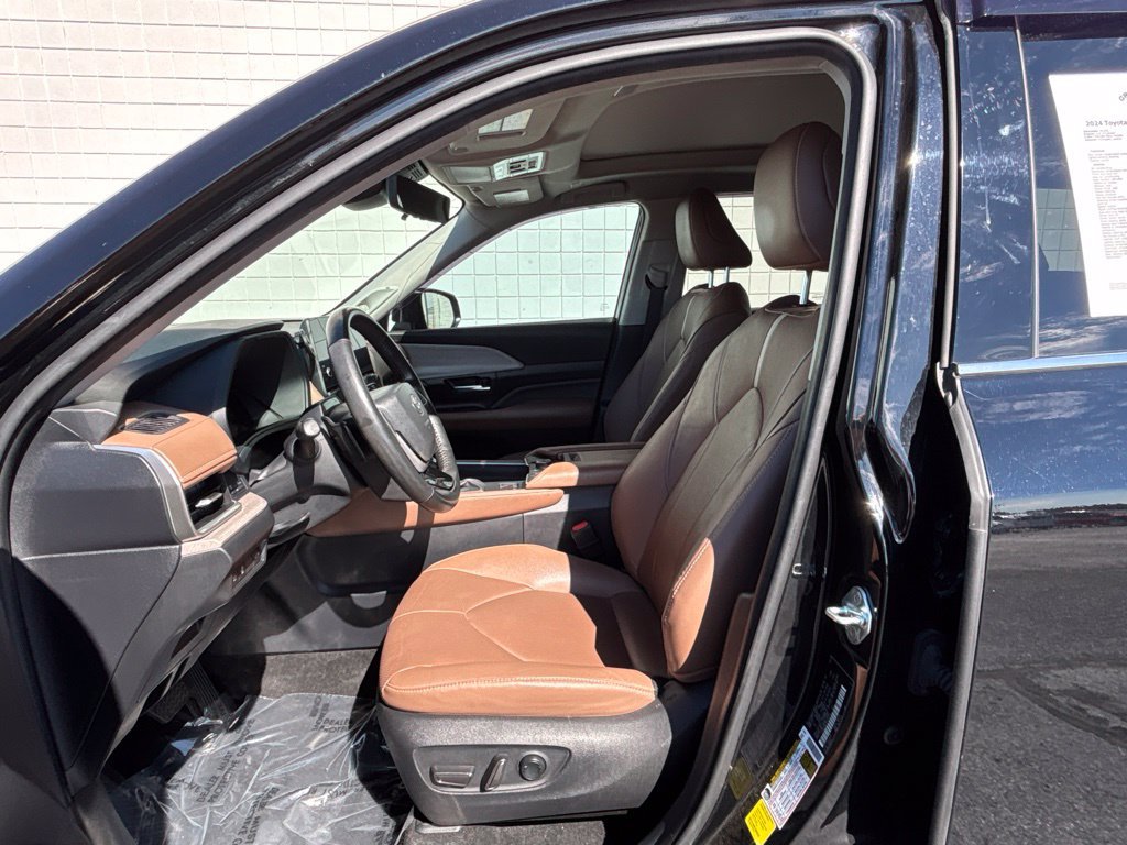 Used 2024 Toyota Grand Highlander AWD image 4