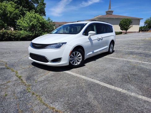 Used 2017 Chrysler Pacifica Touring-L FWD image 4