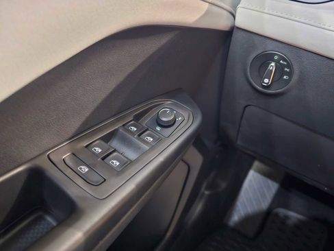 New 2025 Volkswagen Taos SE image 31