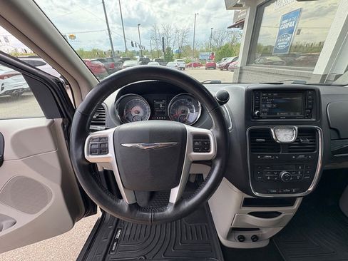 Used 2016 Chrysler Town & Country Touring w/ Driver Convenience Group FWD image 25