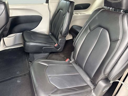 Used 2024 Chrysler Pacifica Touring-L FWD image 15