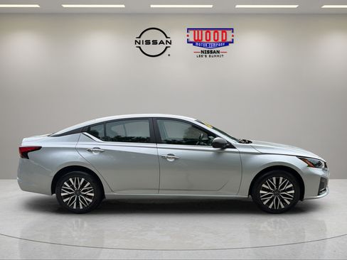 Used 2024 Nissan Altima 2.5 SV AWD/4WD image 2