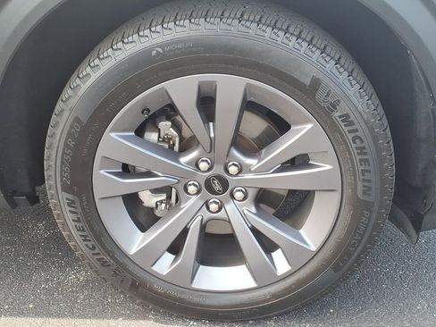 Used 2022 Ford Explorer XLT w/ Equipment Group 202A AWD/4WD image 19