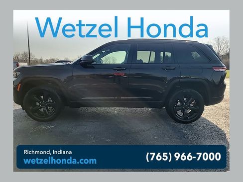 Used 2023 Jeep Grand Cherokee Altitude image 1